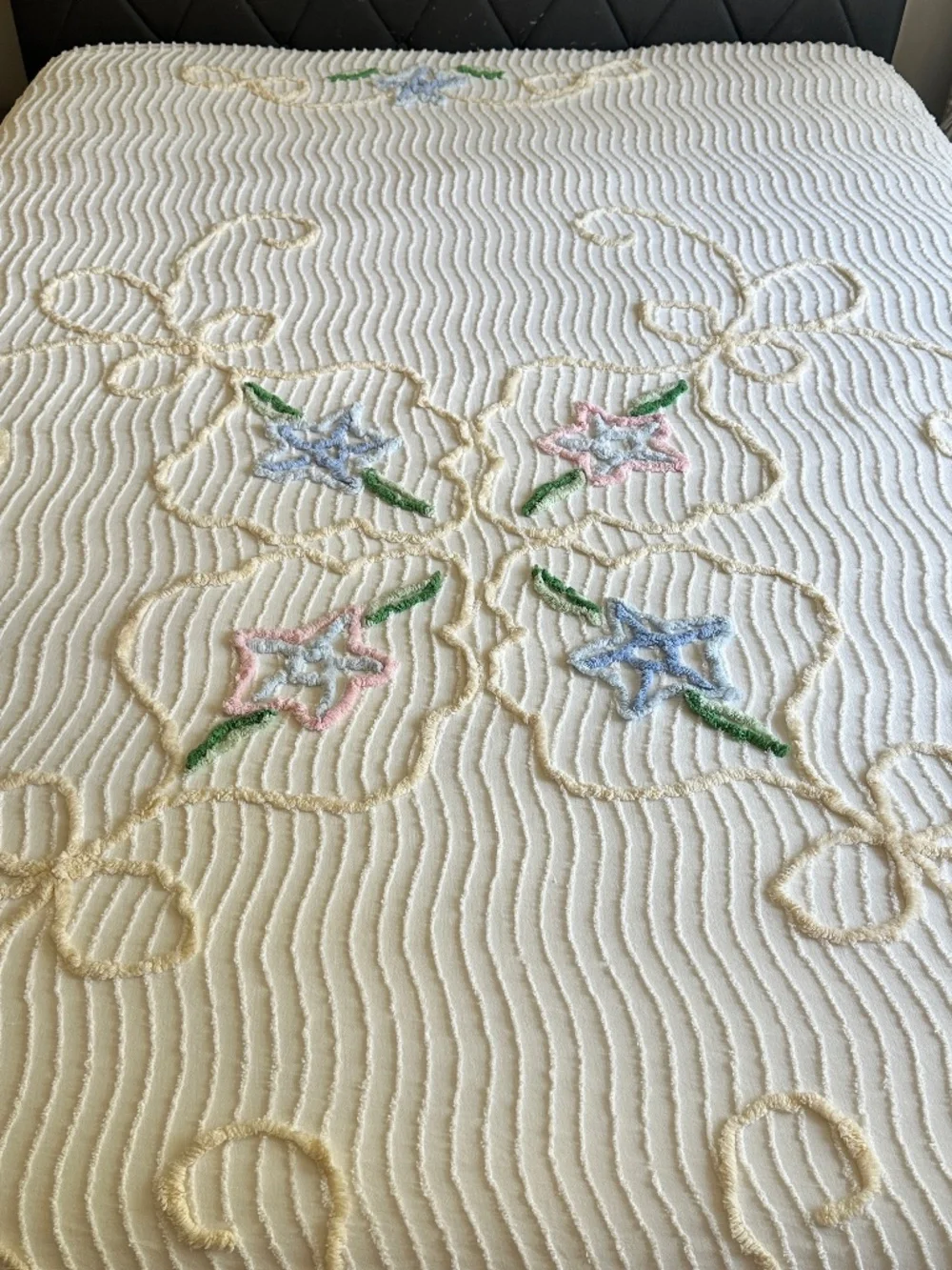 Vintage Chenille Bedspread Coverlet 60s Grannycore White Floral 100x82